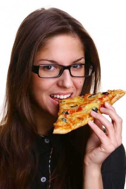 Bella giovane donna che mangia pizza