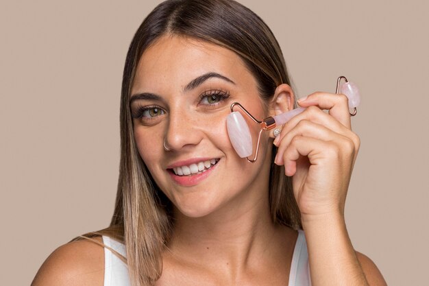 Bella giovane donna che prova prodotti cosmetici