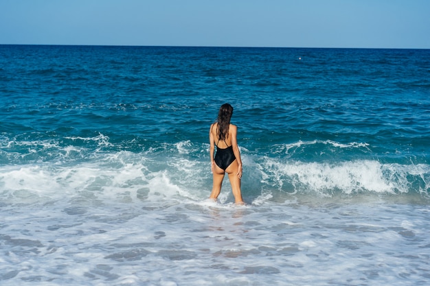 Bella giovane donna che riposa sul mare