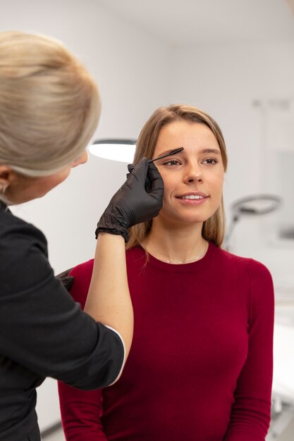 Bella giovane donna che si sottopone a un trattamento di microblading