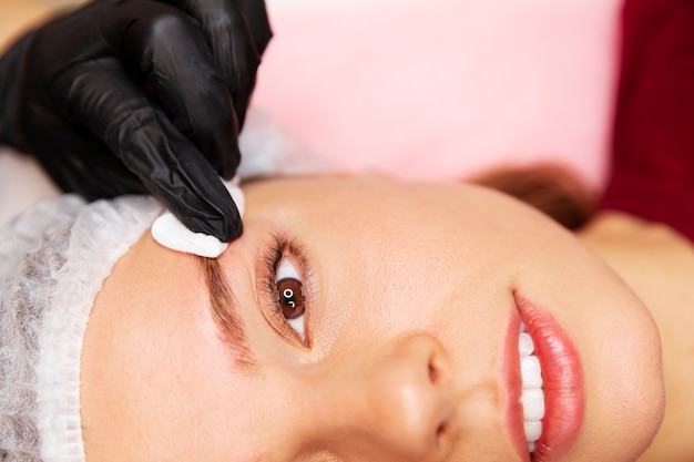 Bella giovane donna che si sottopone a un trattamento di microblading