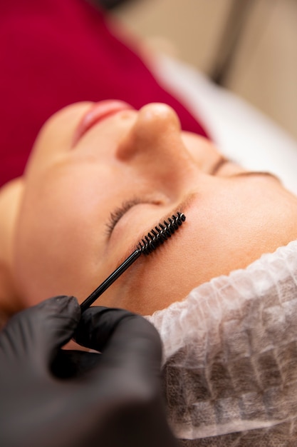 Bella giovane donna che si sottopone a un trattamento di microblading