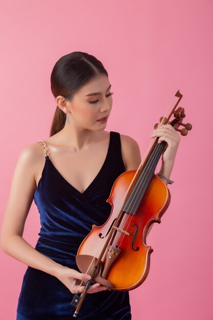 Bella giovane donna che suona il violino