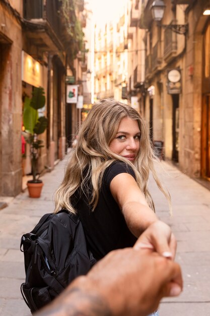 Bella giovane donna che visita la città