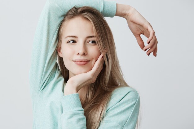 Bella giovane donna con aspetto europeo, pose