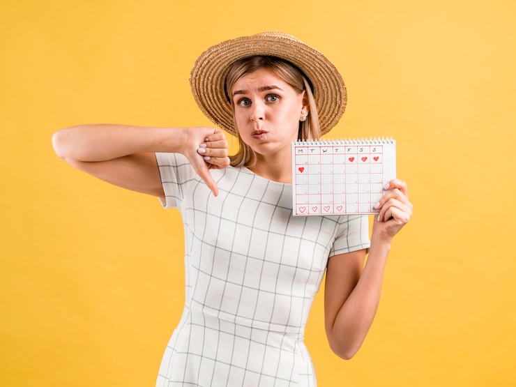 Foto gratuito bella giovane donna con i pollici del cappello giù