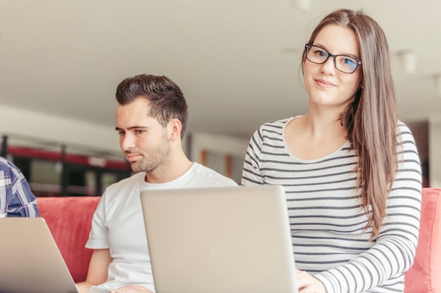 Bella giovane donna con il computer portatile