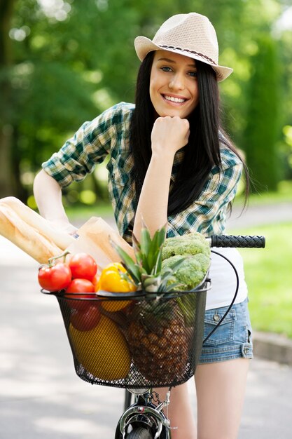 Bella giovane donna con la bici