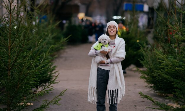 Bella giovane donna con un cane bianco