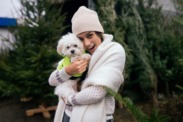 Bella giovane donna con un cane bianco