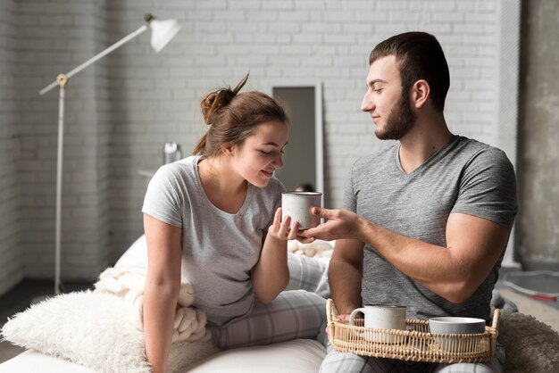 Bella giovane donna e uomo insieme