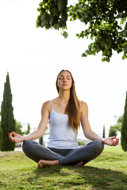 Bella giovane donna facendo yoga in strada.