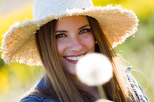 Bella giovane donna godendo la primavera in un campo.