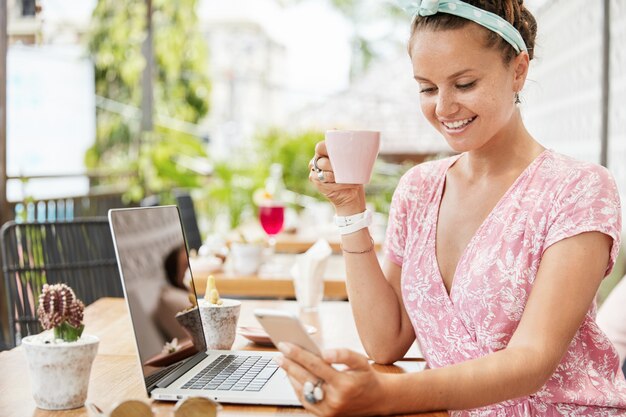 Bella giovane donna in abito in caffè