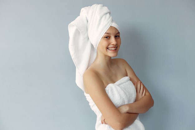 Bella giovane donna in piedi in un asciugamano