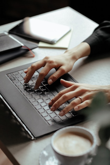 Bella giovane donna in ufficio a casa. Lavorare da casa. Concetto di telelavoro