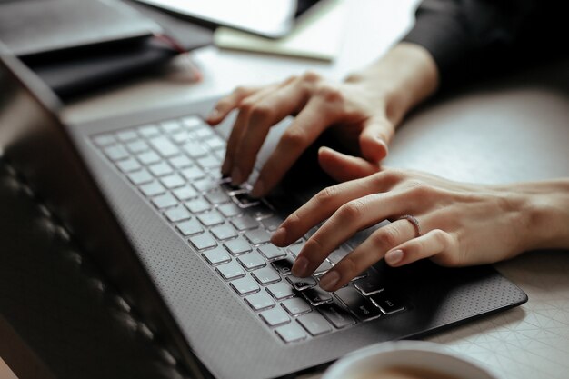 Bella giovane donna in ufficio a casa. Lavorare da casa. Concetto di telelavoro