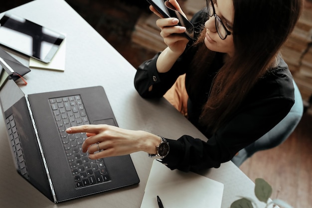 Bella giovane donna in ufficio a casa. Lavorare da casa. Concetto di telelavoro