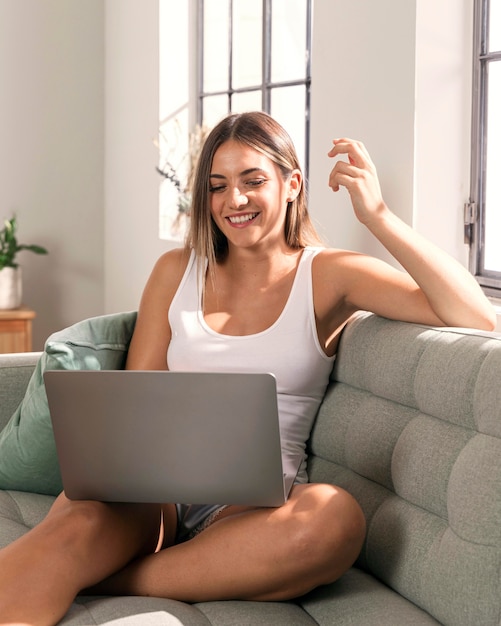 Bella giovane donna in un momento di relax a casa