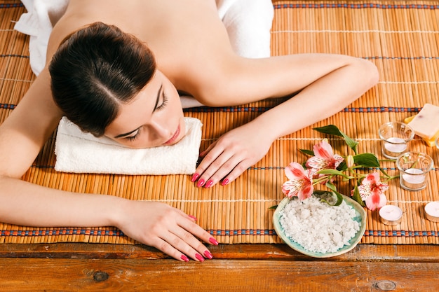 Bella giovane donna in un salone spa