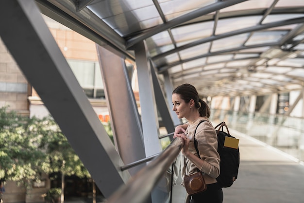 Bella giovane donna in viaggio