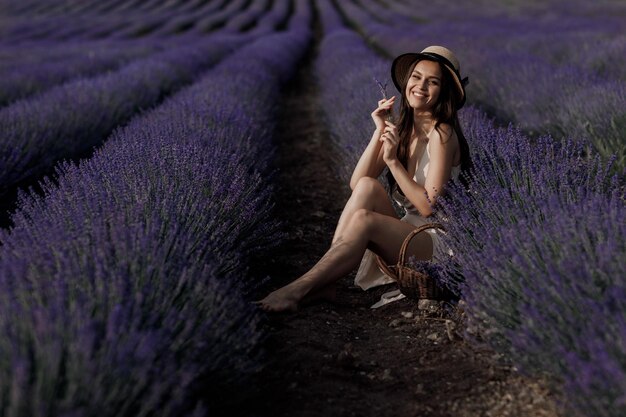 bella giovane donna nel campo di lavanda