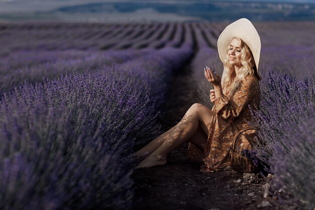 bella giovane donna nel campo di lavanda