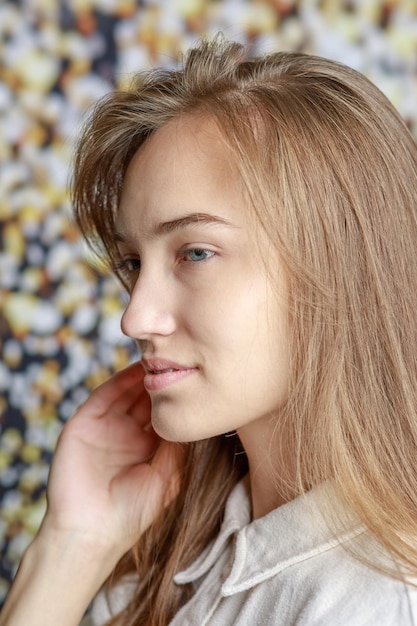 Bella giovane donna sorridente con una pelle perfetta viso concetto di bellezza naturale isolato su sfondo per studio