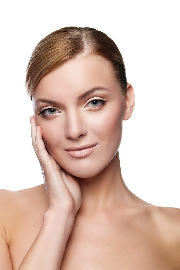 Foto gratuito bella giovane donna sorridente con viso sano e pelle pulita