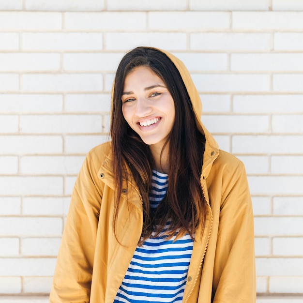 Bella giovane donna sorridente