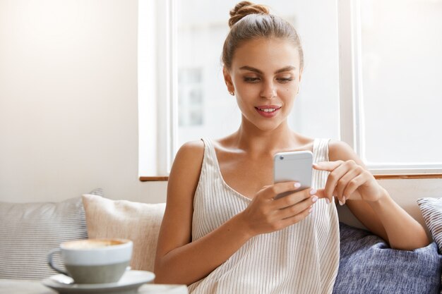 Bella giovane donna utilizzando il telefono