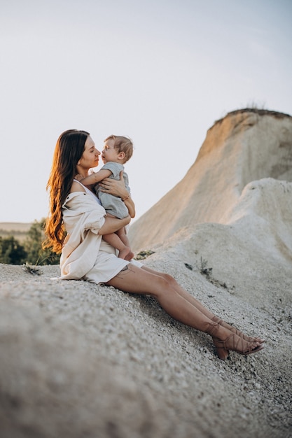 Bella giovane madre con il piccolo figlio