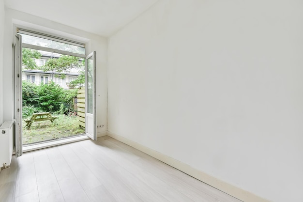 Bella immagine di una stanza vuota con un eccesso nell'area del giardino in una casa di design d'interni bianca