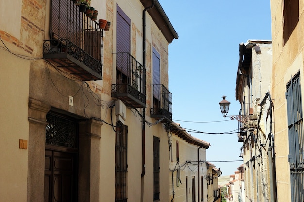 Bella immagine diurna di una strada stretta e di edifici brevi