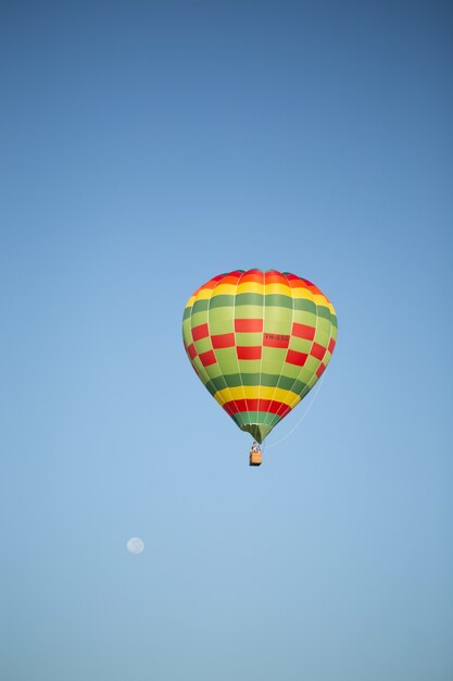 Bella immagine verticale della mongolfiera sopra il cielo blu pulito