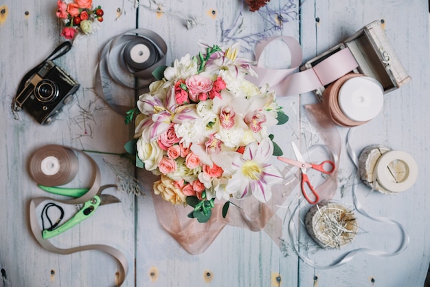 &quot;Bella impostazione su bouquet e decor&quot;