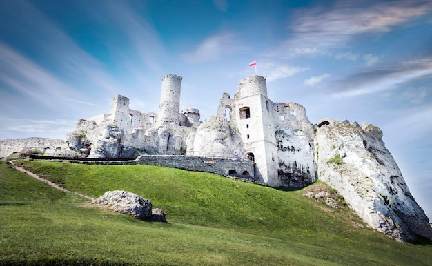 Bella inquadratura dal basso del castello del parco paesaggistico dei nidi delle aquile in Polonia