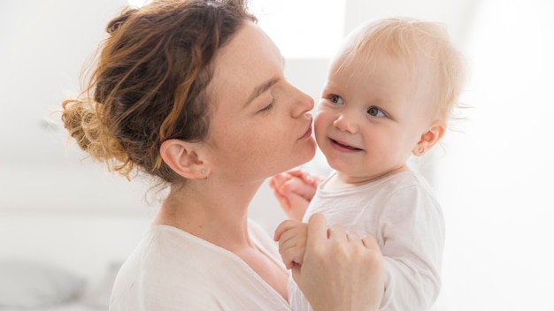 Bella madre che gode del tempo con il bambino