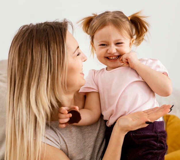 Bella madre che trascorre del tempo insieme a sua figlia a casa