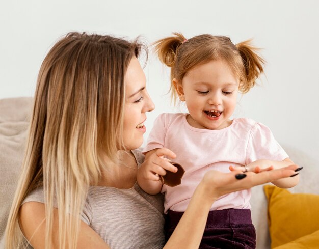 Bella madre che trascorre del tempo insieme a sua figlia a casa