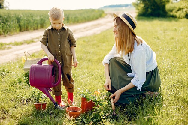 Bella madre con figlio piccolo in un campo estivo