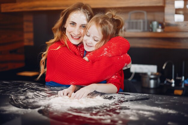 Bella madre con una piccola figlia