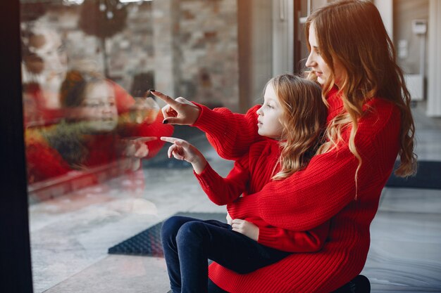 Bella madre con una piccola figlia