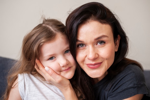 Bella madre del primo piano e giovane figlia