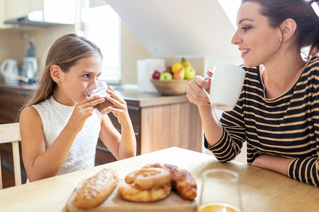 Bella madre e figlia in cucina