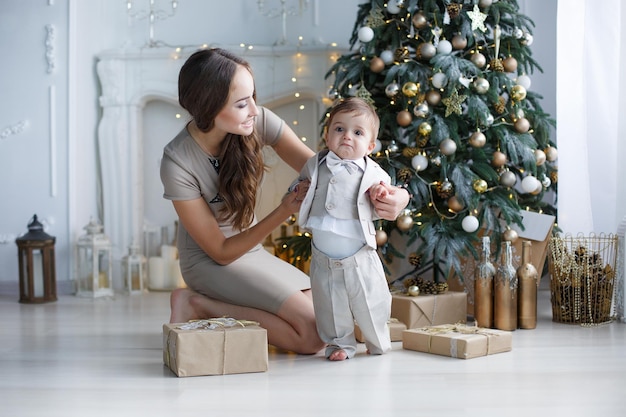 bella mamma con bambino carino al coperto