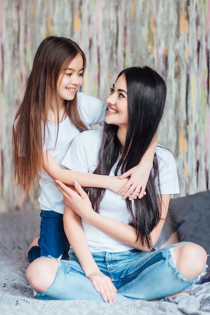 Bella mamma e figlia adorabili, festa della mamma.