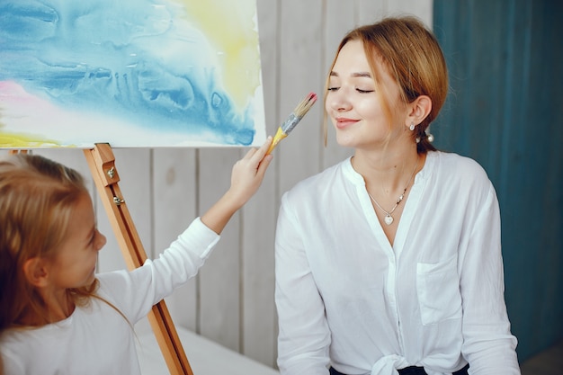 Bella mamma e figlia stanno disegnando