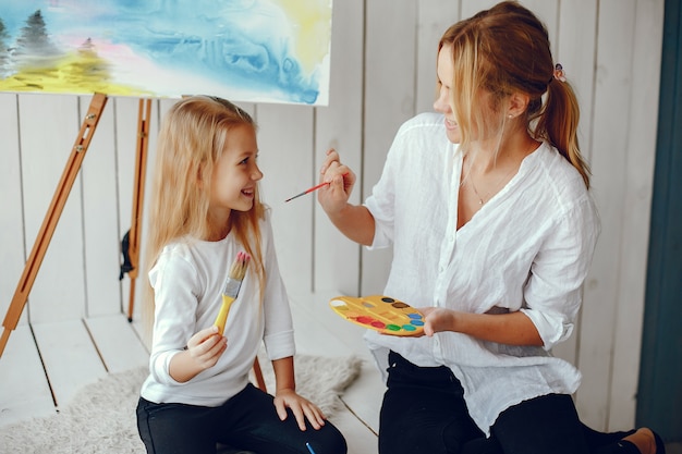 Bella mamma e figlia stanno disegnando