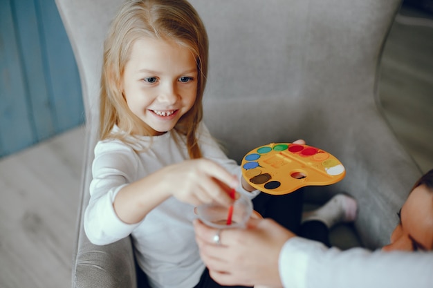 Bella mamma e figlia stanno disegnando